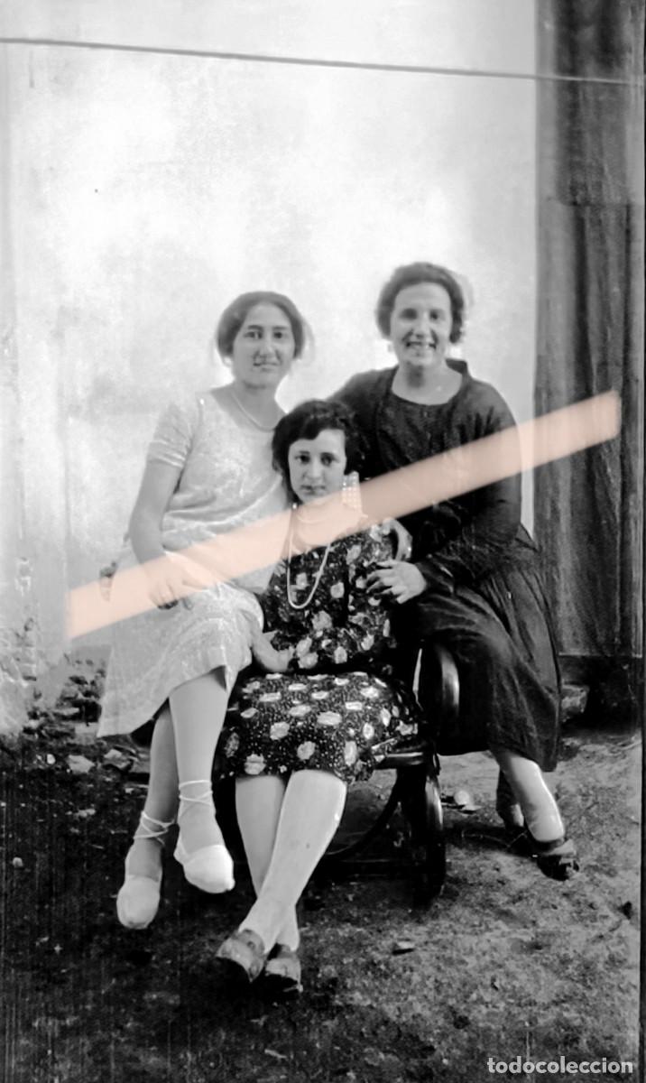 Fotograf&iacute;a antigua: Antigua fotograf&iacute;a. Tres mujeres posando en una mecedora. A&ntilde;os 30