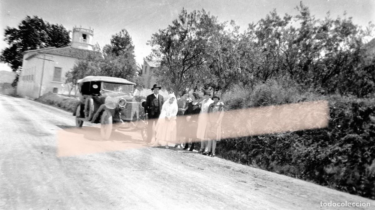 Fotograf&iacute;a antigua: Antigua fotograf&iacute;a. Grupo de personas junto a un autom&oacute;vil en una carretera. A&ntilde;os 30
