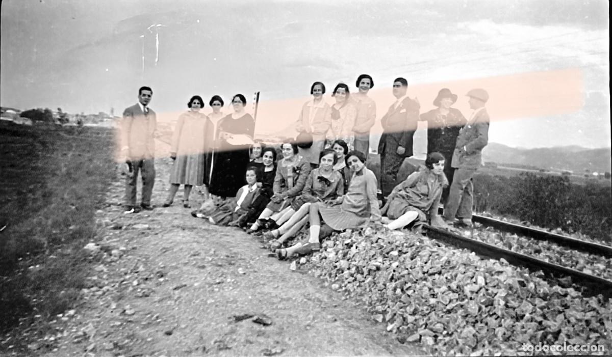 Fotograf&iacute;a antigua: Antigua fotograf&iacute;a. Grupo de excursionistas junto a una v&iacute;a de ferrocarril. A&ntilde;os 30