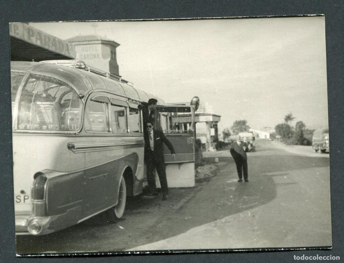 Fotograf&iacute;a antigua: AUTOCAR. Carretera playa. Viajeros. ca.1950