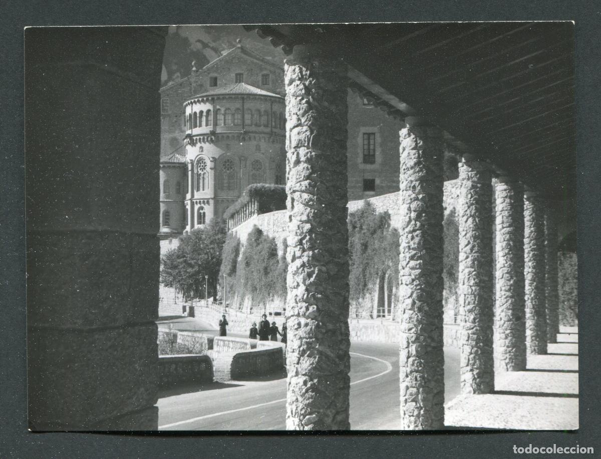 Fotograf&iacute;a antigua: MONTSERRAT. Curioso encuadre del Monasterio. ca.1950