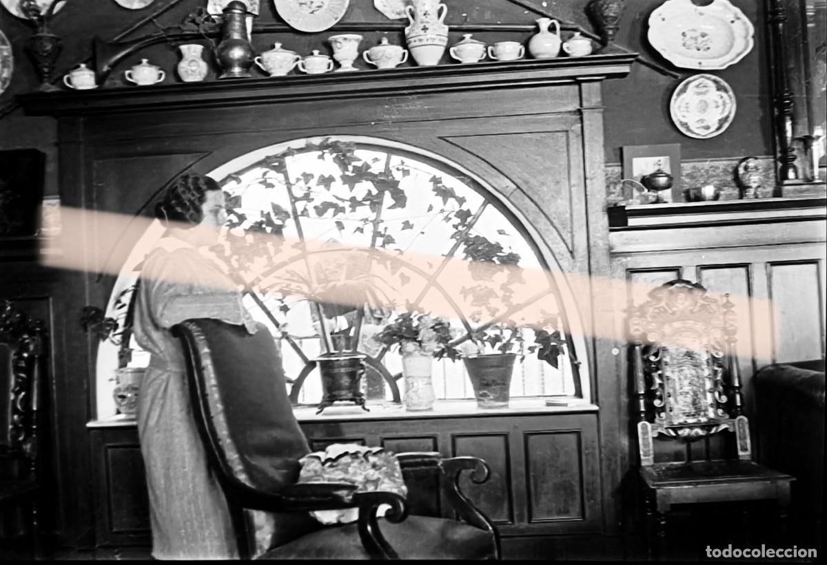 Fotograf&iacute;a antigua: Antigua fotograf&iacute;a. Mujer en interior dom&eacute;stico con mobiliario y cer&aacute;mica. A&ntilde;os 30