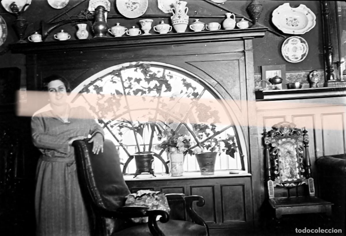 Fotograf&iacute;a antigua: Antigua fotograf&iacute;a. Mujer en interior dom&eacute;stico con mobiliario y cer&aacute;mica. A&ntilde;os 30