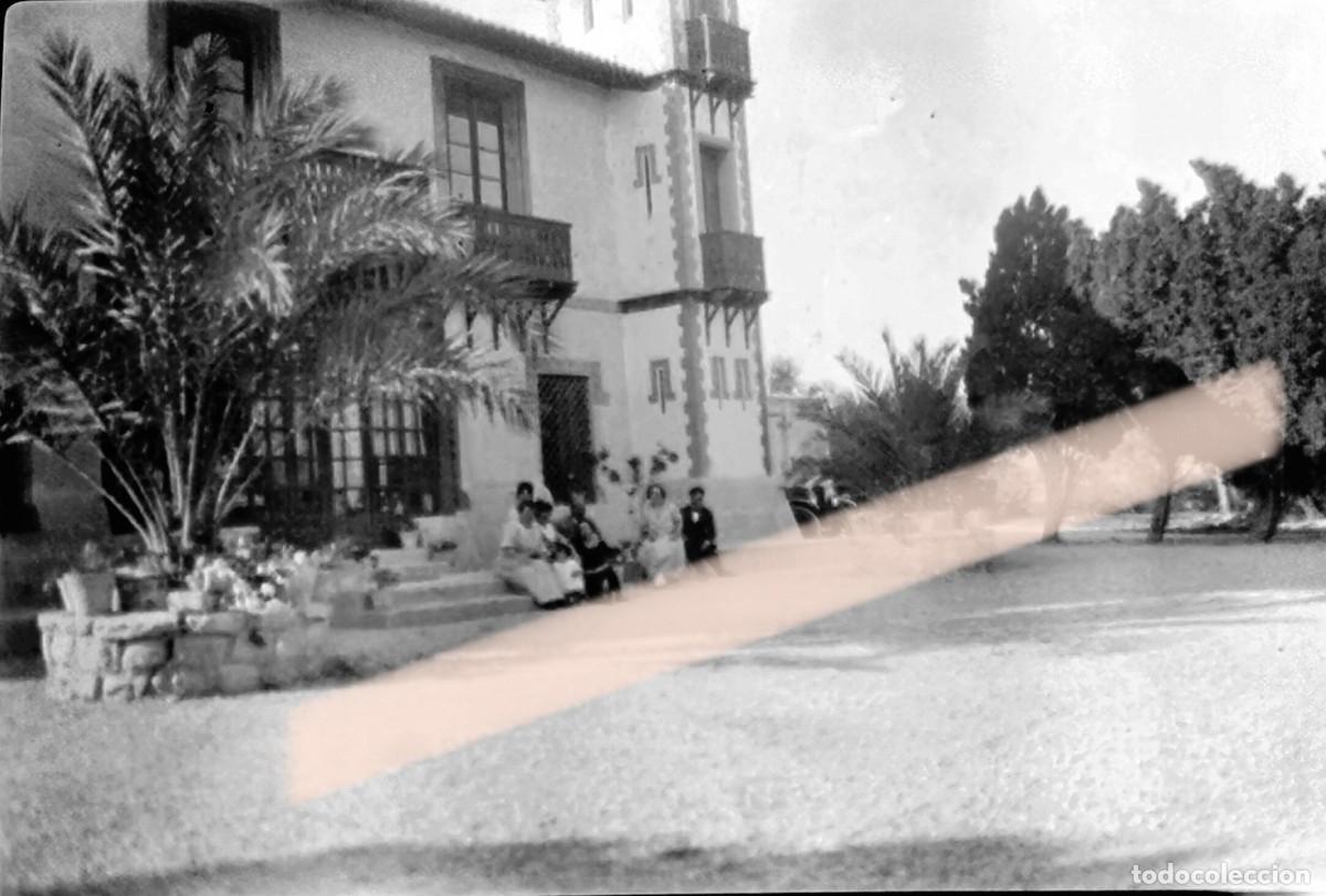 Fotograf&iacute;a antigua: Antiguo negativo de fotograf&iacute;a. Grupo ante casa se&ntilde;orial con palmeras. A&ntilde;os 30