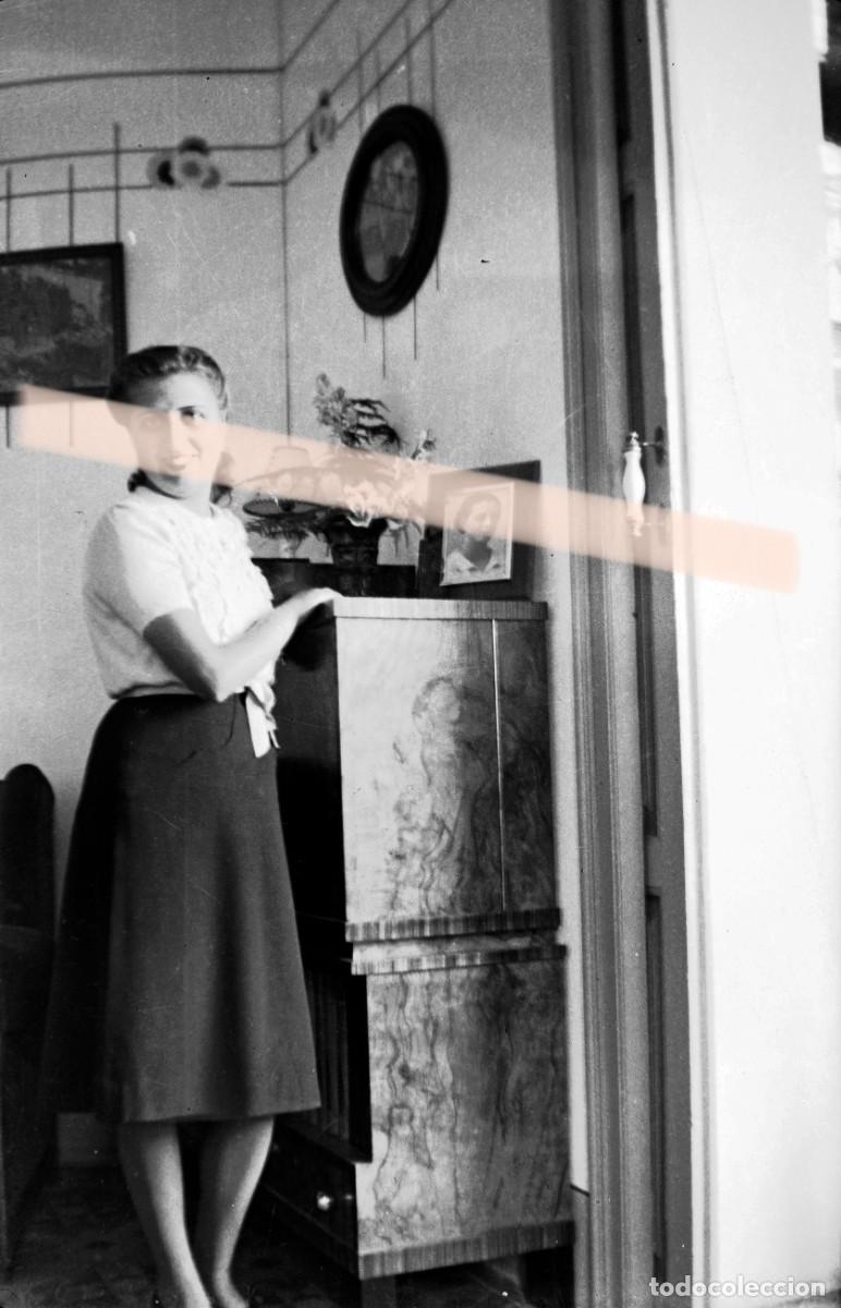 Fotograf&iacute;a antigua: Antiguo negativo de fotograf&iacute;a. Mujer sonriente junto a mueble de sal&oacute;n. A&ntilde;os 40