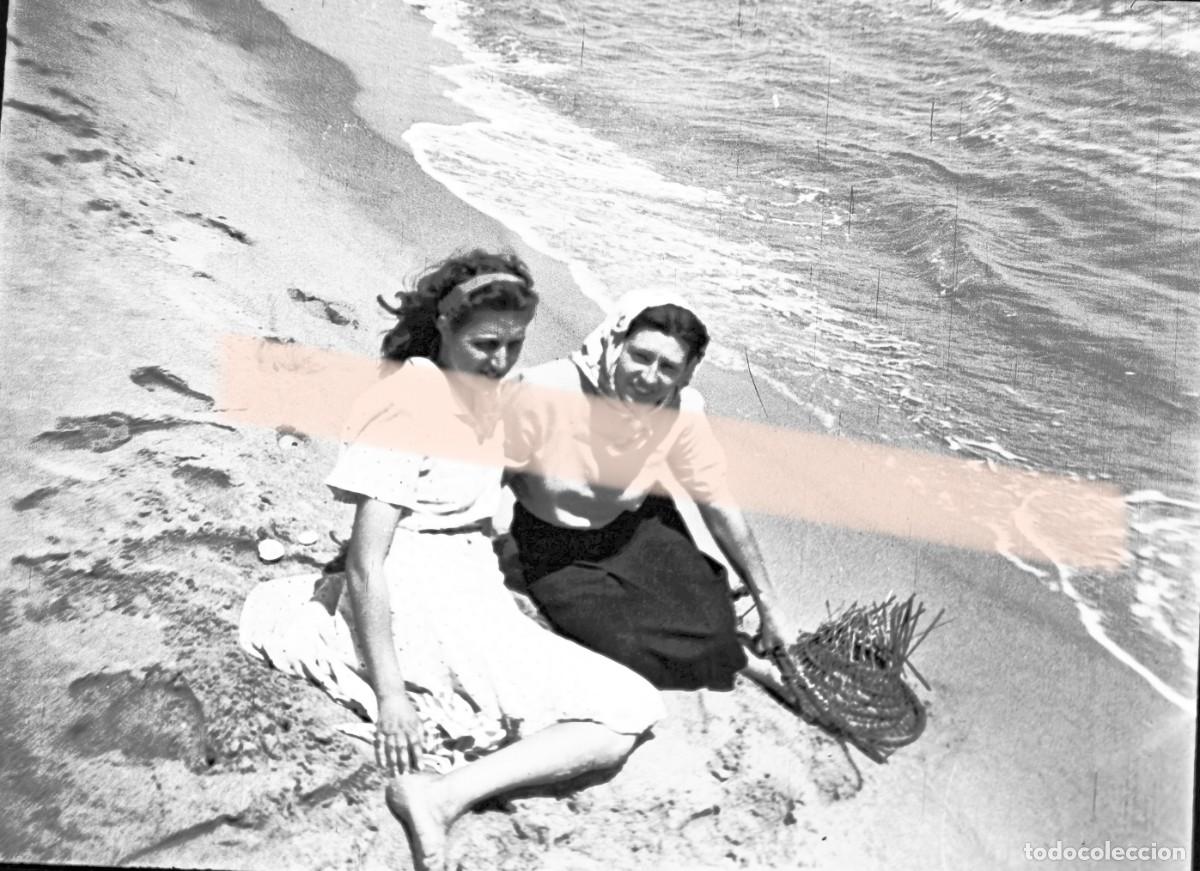 Fotograf&iacute;a antigua: Antiguo negativo de fotograf&iacute;a. Dos mujeres sentadas junto al mar. A&ntilde;os 40