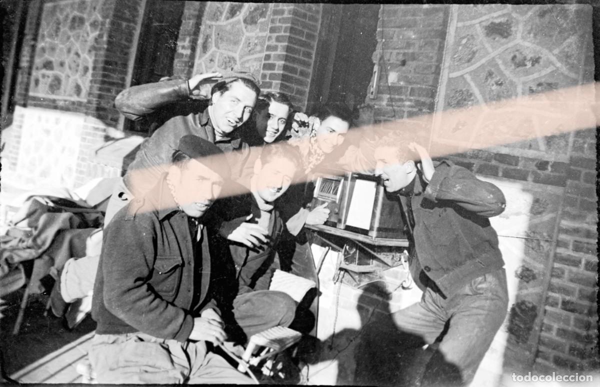 Fotograf&iacute;a antigua: Antiguo negativo de fotograf&iacute;a. Grupo de j&oacute;venes escuchando la radio. A&ntilde;os 40/50