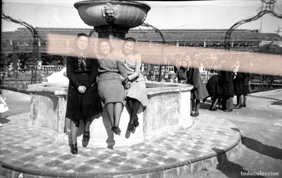 Fotograf&iacute;a antigua: Antiguo negativo de fotograf&iacute;a. Tres mujeres junto a una fuente en un jard&iacute;n. A&ntilde;os 40/50