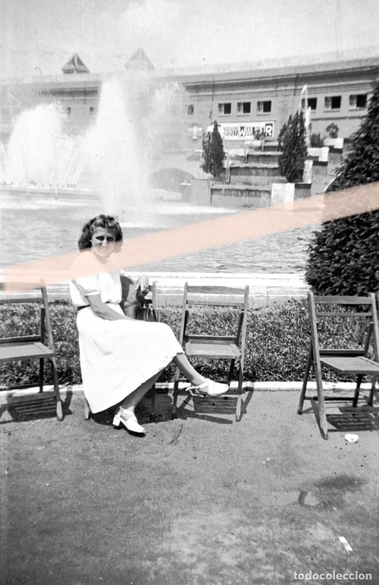 Fotograf&iacute;a antigua: Antiguo negativo de fotograf&iacute;a. Mujer en la Pla&ccedil;a de l&rsquo;Univers, Barcelona. A&ntilde;os 40
