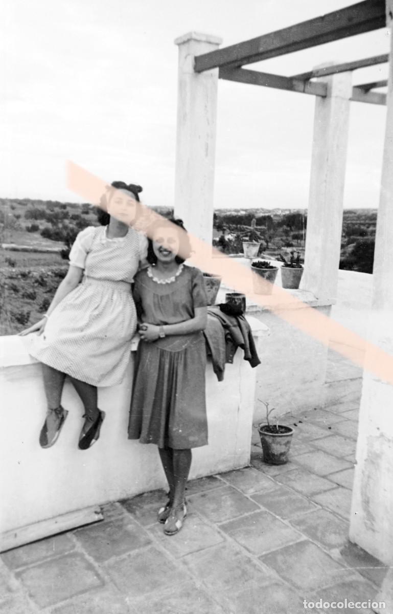 Fotograf&iacute;a antigua: Antiguo negativo de fotograf&iacute;a. Dos mujeres posando en una terraza. A&ntilde;os 40
