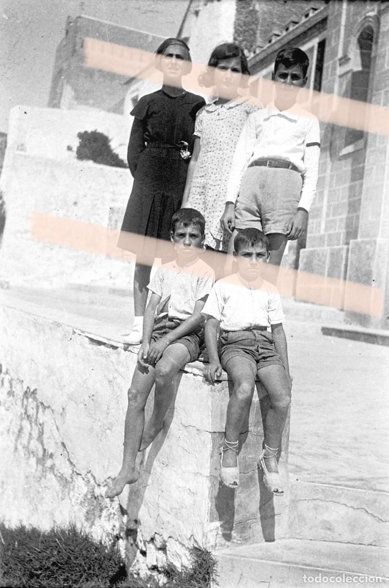 Fotograf&iacute;a antigua: Antiguo negativo de fotograf&iacute;a. Mujer y ni&ntilde;os posando en una escalinata. A&ntilde;os 40