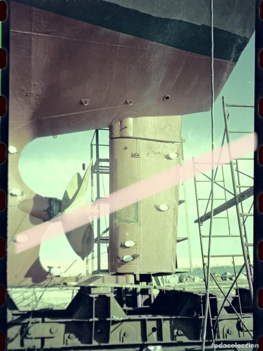 Fotograf&iacute;a antigua: Antiguo negativo de fotograf&iacute;a. H&eacute;lice y tim&oacute;n del barco Mallorqu&iacute;n en dique seco. A&ntilde;os 90
