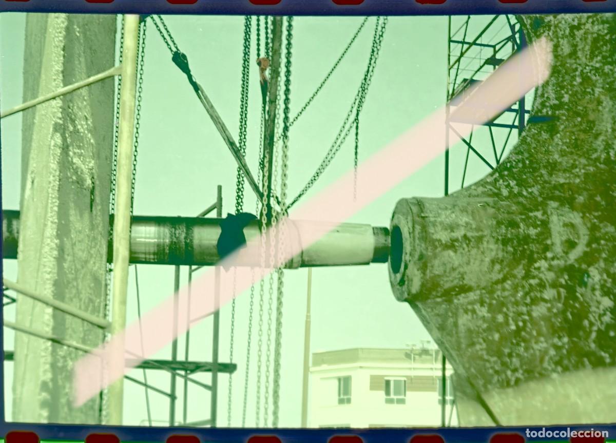 Fotograf&iacute;a antigua: Antiguo negativo de fotograf&iacute;a. Eje de h&eacute;lice del barco Mallorqu&iacute;n en dique seco. A&ntilde;os 90