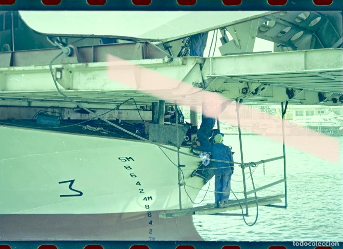 Fotograf&iacute;a antigua: Antiguo negativo de fotograf&iacute;a. Trabajos de reparaci&oacute;n en la popa del barco Manuel Aza&ntilde;a. A&ntilde;os 90