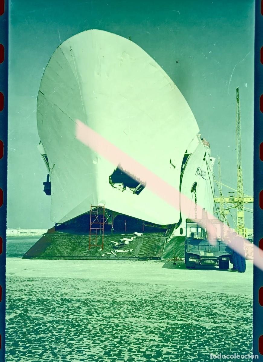 Fotograf&iacute;a antigua: Antiguo negativo de fotograf&iacute;a. Reparaci&oacute;n de la proa del barco Manuel Aza&ntilde;a en dique seco. A&ntilde;os 90