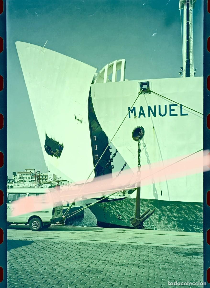 Fotograf&iacute;a antigua: Antiguo negativo de fotograf&iacute;a. Proa abierta del barco Manuel Aza&ntilde;a durante su reparaci&oacute;n. A&ntilde;os 90