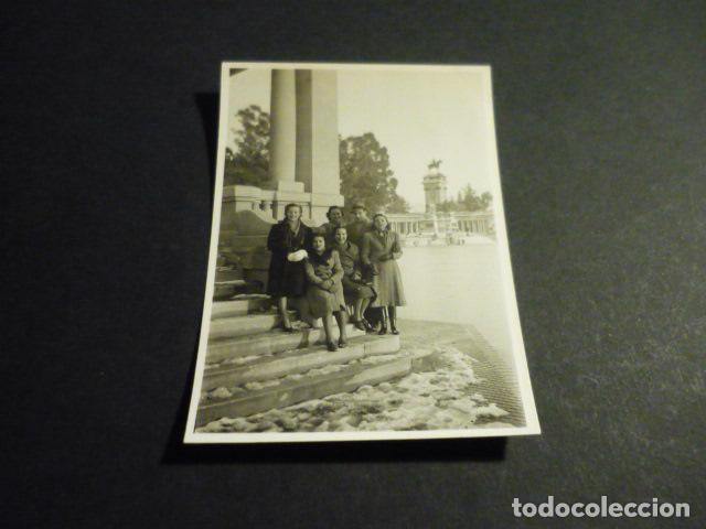Fotograf&iacute;a antigua: MADRID GRUPO EN EL ESTANQUE DE EL RETIRO ANTIGUA FOTOGRAFIA 6 X 8 CM