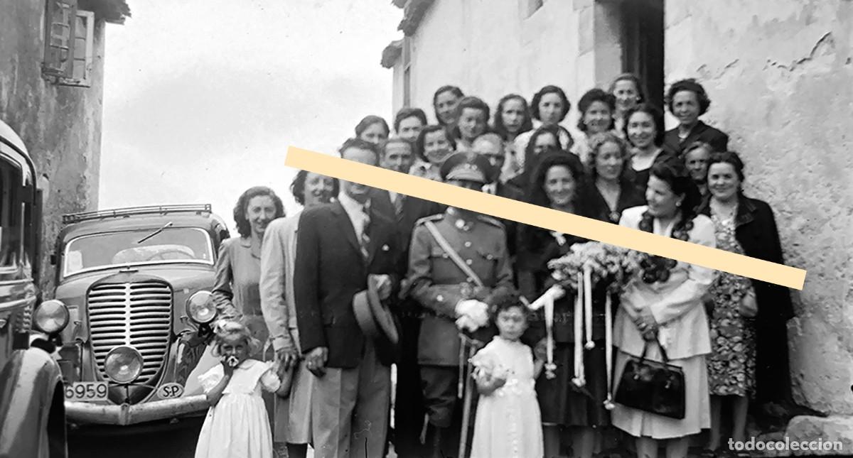Fotograf&iacute;a antigua: Antiguo negativo de fotograf&iacute;a. Grupo de personas con militar y ni&ntilde;os. A&ntilde;os 40