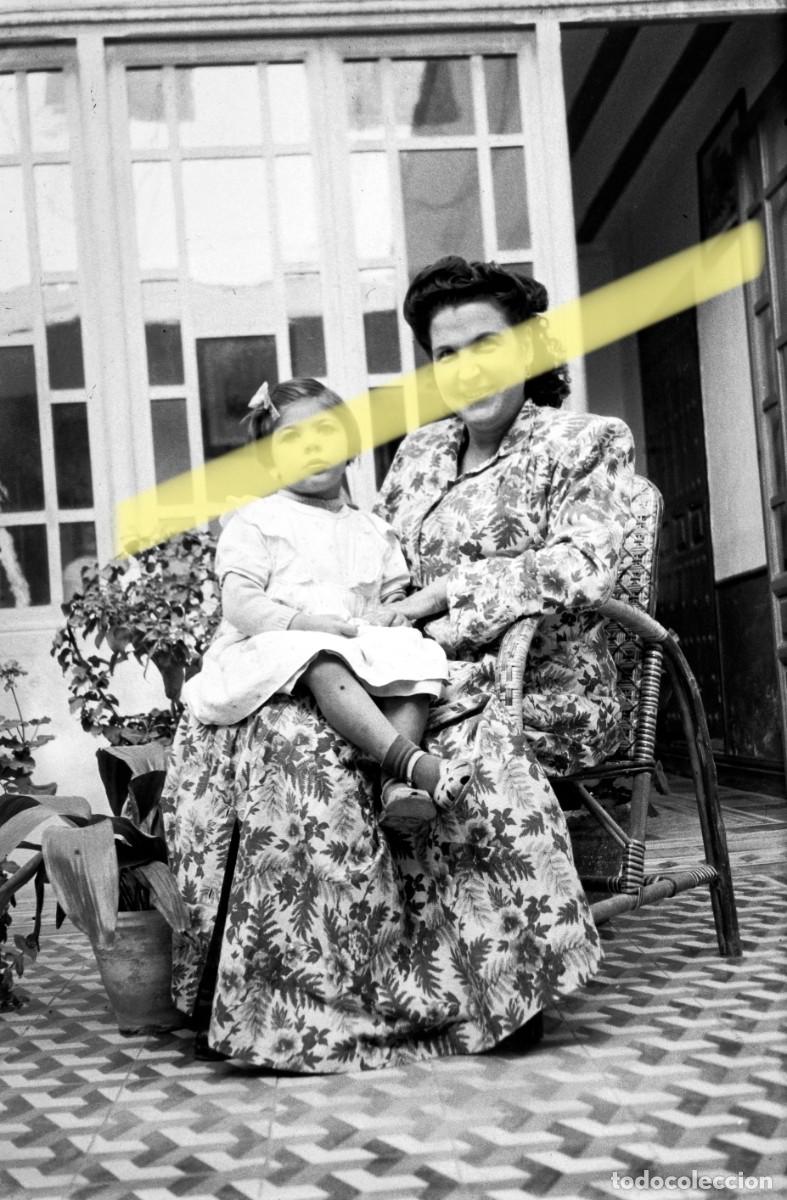 Fotograf&iacute;a antigua: Antiguo negativo de fotograf&iacute;a. Mujer con ni&ntilde;a en patio interior. A&ntilde;os 40