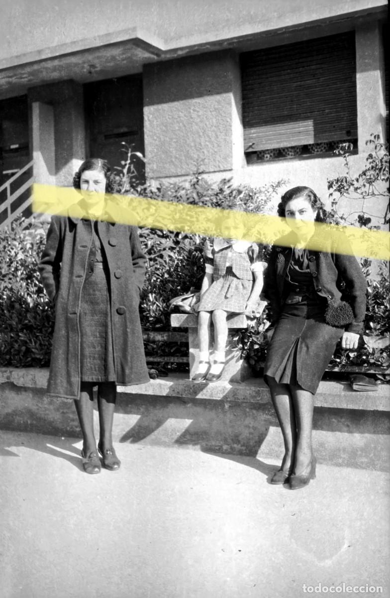 Fotograf&iacute;a antigua: Antiguo negativo de fotograf&iacute;a. Dos mujeres con una ni&ntilde;a. A&ntilde;os 40