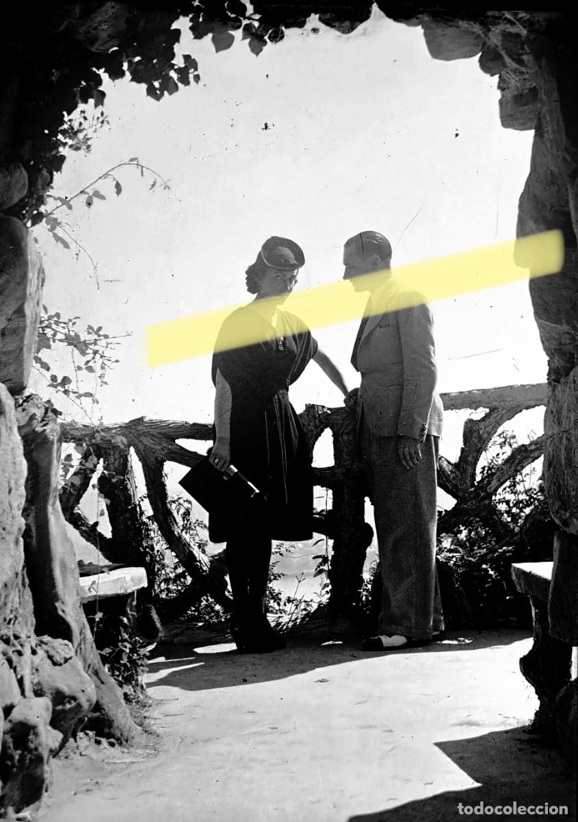 Fotograf&iacute;a antigua: Antiguo negativo de fotograf&iacute;a. Pareja posando en un mirador. A&ntilde;os 40