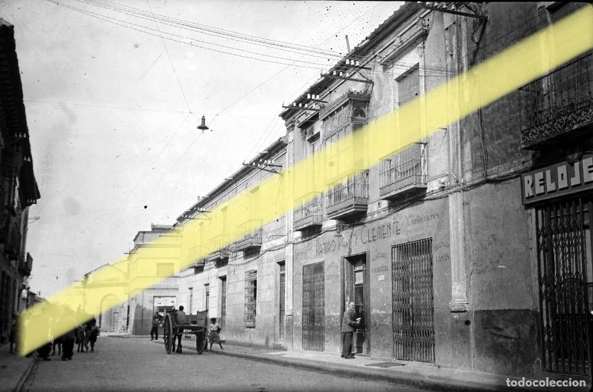 Fotograf&iacute;a antigua: Antiguo negativo de fotograf&iacute;a. Calle de pueblo con comercios y carro. A&ntilde;os 40