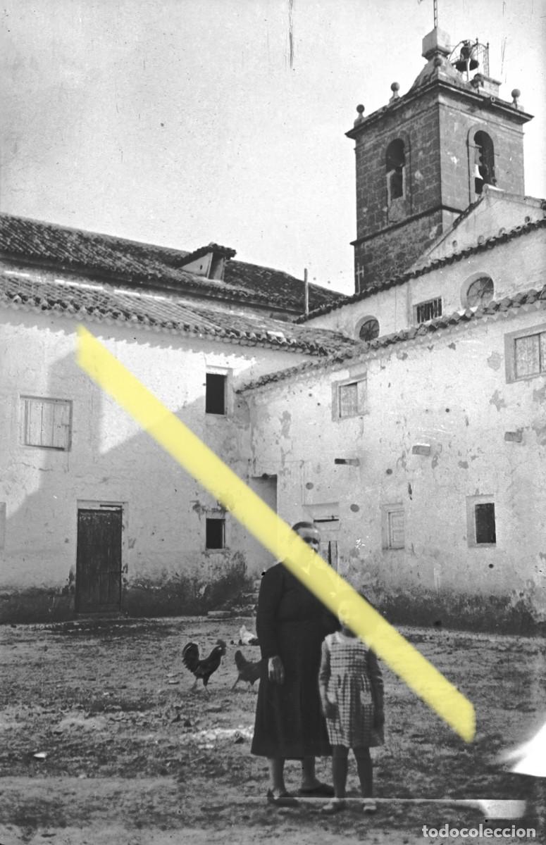 Fotograf&iacute;a antigua: Antiguo negativo de fotograf&iacute;a. Mujer y ni&ntilde;a junto a iglesia de pueblo. A&ntilde;os 40