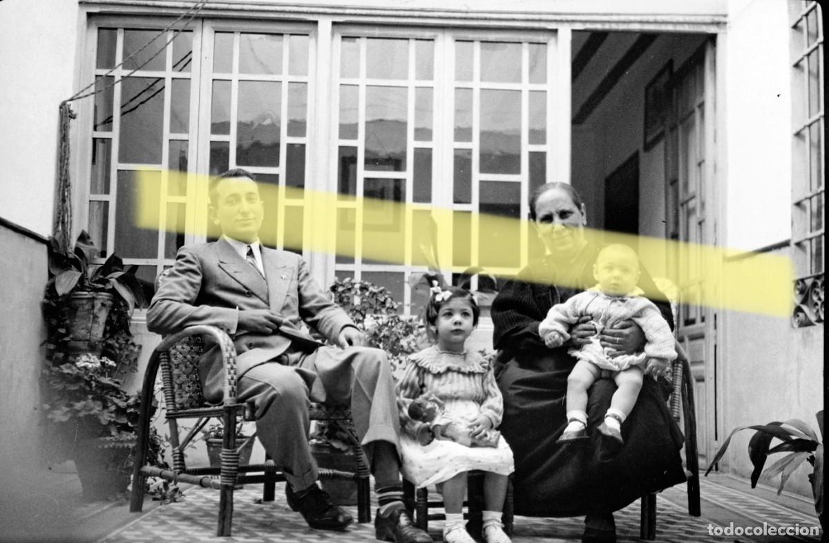 Fotograf&iacute;a antigua: Antiguo negativo de fotograf&iacute;a. Familia con ni&ntilde;a sosteniendo una mu&ntilde;eca. A&ntilde;os 40