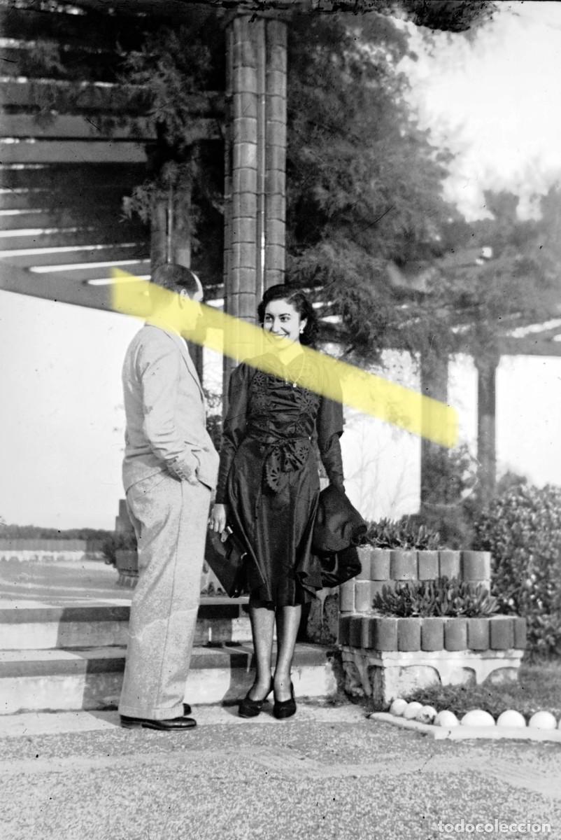 Fotograf&iacute;a antigua: Antiguo negativo de fotograf&iacute;a. Pareja conversando en un jard&iacute;n. A&ntilde;os 40