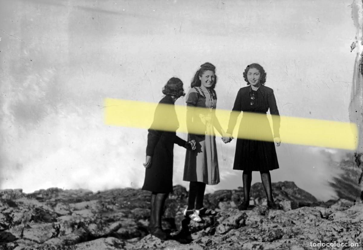 Fotograf&iacute;a antigua: Antiguo negativo de fotograf&iacute;a. Tres chicas posando entre rocas. A&ntilde;os 40