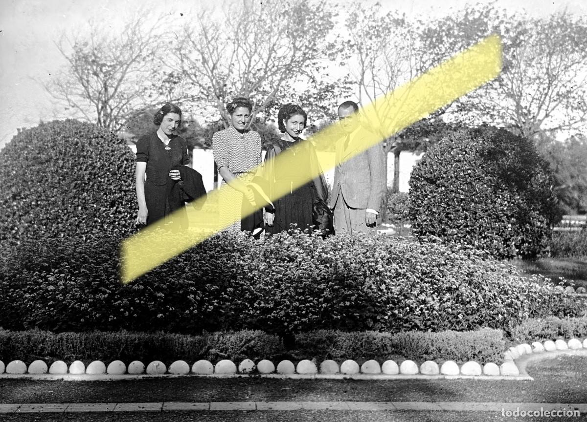 Fotograf&iacute;a antigua: Antiguo negativo de fotograf&iacute;a. Tres mujeres y un hombre posando en un jard&iacute;n. A&ntilde;os 40