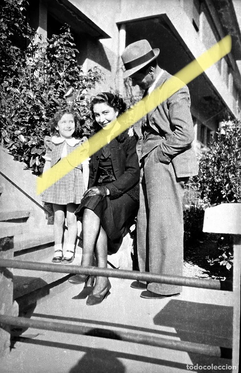 Fotograf&iacute;a antigua: Antiguo negativo de fotograf&iacute;a. Familia posando en unas escaleras. A&ntilde;os 40