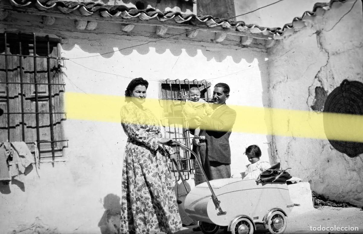 Fotograf&iacute;a antigua: Antiguo negativo de fotograf&iacute;a. Familia con ni&ntilde;os y cochecito infantil. A&ntilde;os 40