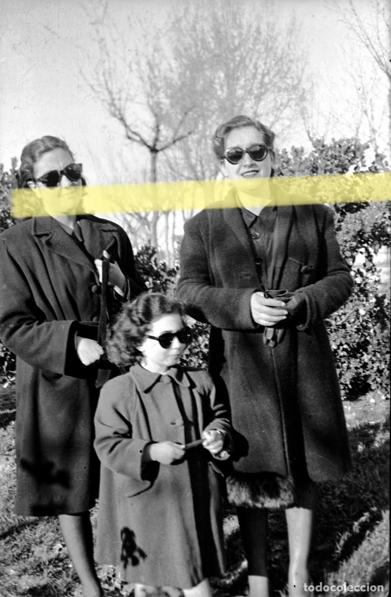 Fotograf&iacute;a antigua: Antiguo negativo de fotograf&iacute;a. Dos mujeres y una ni&ntilde;a con gafas de sol. A&ntilde;os 40