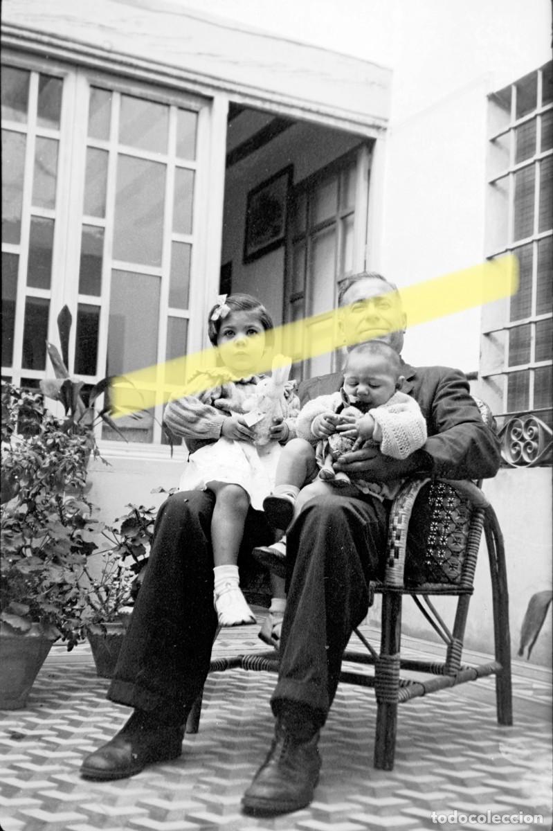 Fotograf&iacute;a antigua: Antiguo negativo de fotograf&iacute;a. Hombre con dos ni&ntilde;os y conejo de peluche. A&ntilde;os 40