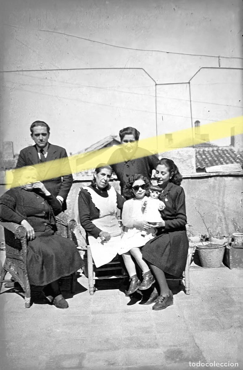 Fotograf&iacute;a antigua: Antiguo negativo de fotograf&iacute;a. Familia con ni&ntilde;a y mu&ntilde;eca. A&ntilde;os 40