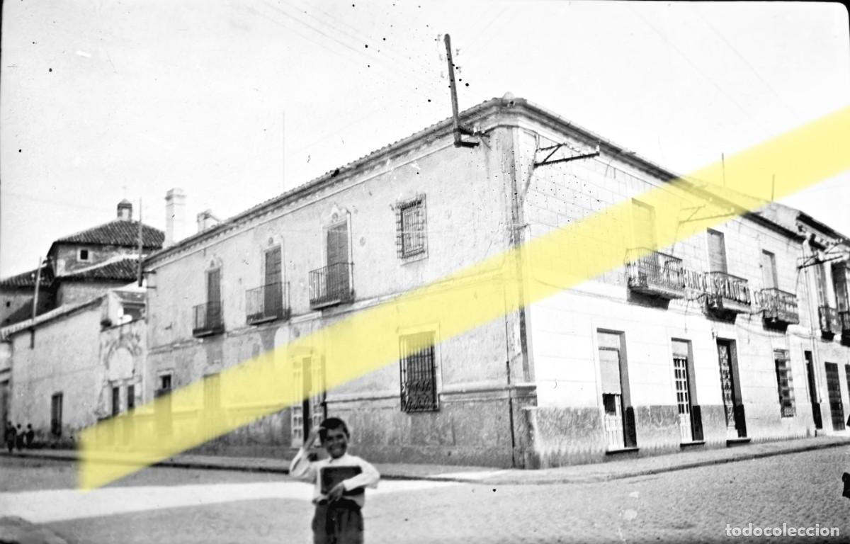 Fotograf&iacute;a antigua: Antiguo negativo de fotograf&iacute;a. Ni&ntilde;o en una calle de pueblo. A&ntilde;os 40