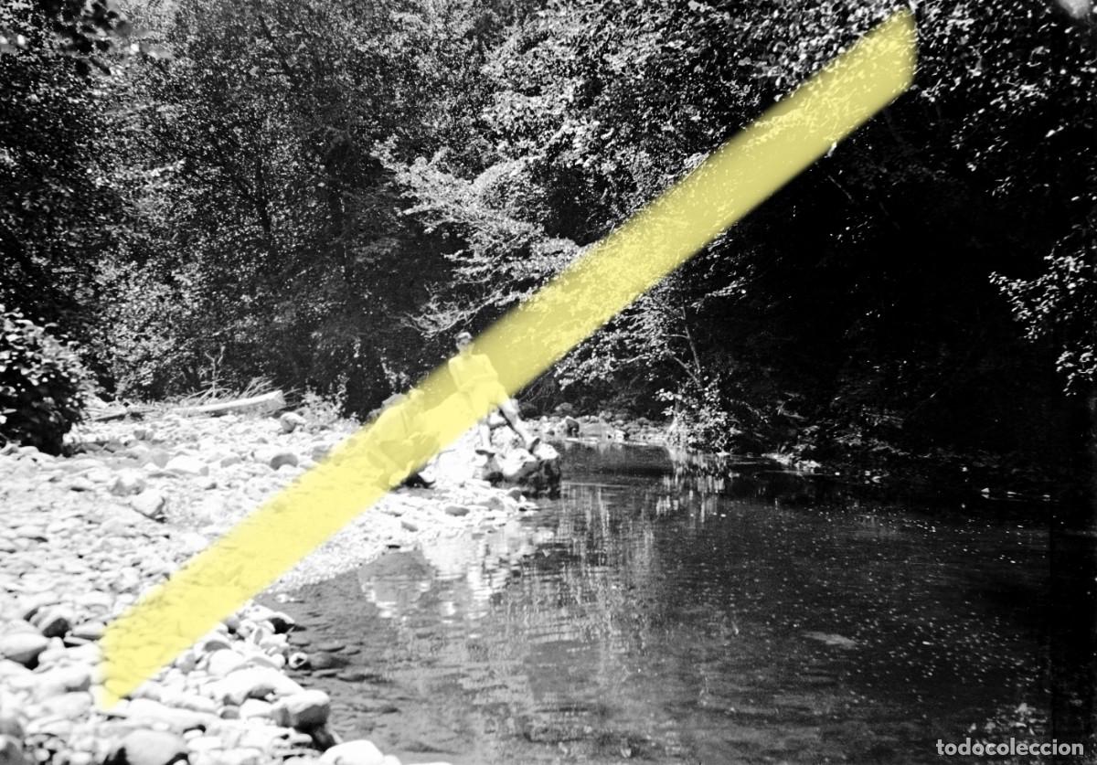 Fotograf&iacute;a antigua: Antiguo negativo de fotograf&iacute;a. Personas junto a un r&iacute;o. Pamplona y alrededores. A&ntilde;o 1935