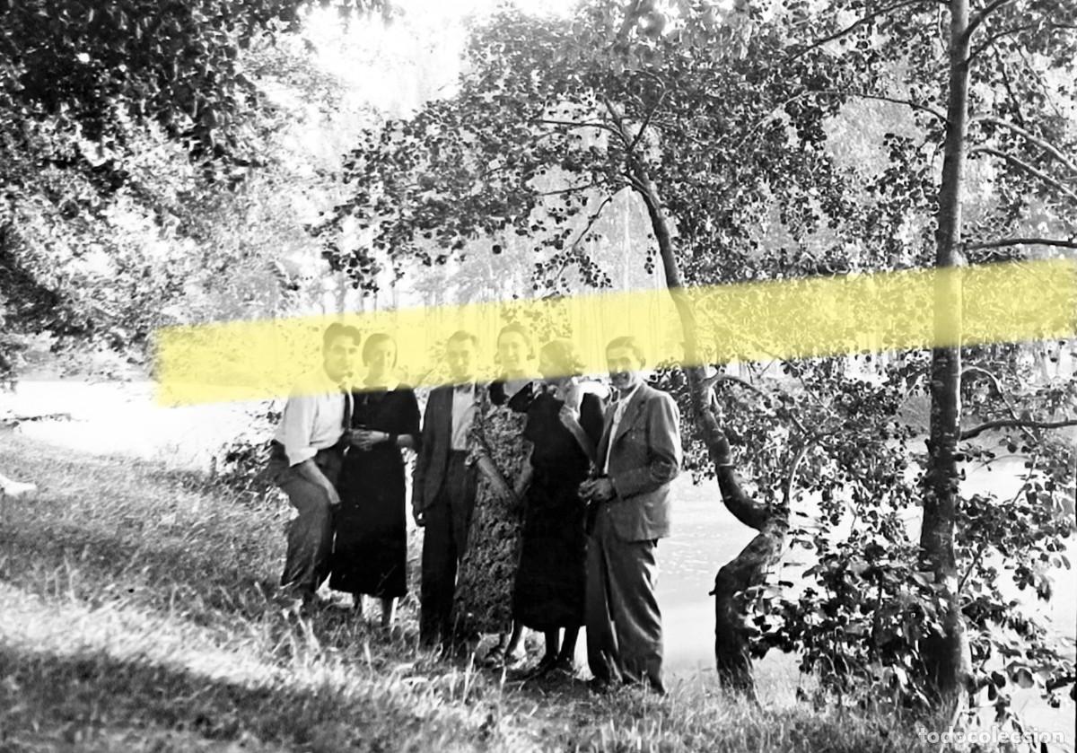 Fotograf&iacute;a antigua: Antiguo negativo de fotograf&iacute;a. Hombres y mujeres junto al r&iacute;o. Pamplona y alrededores. 1935
