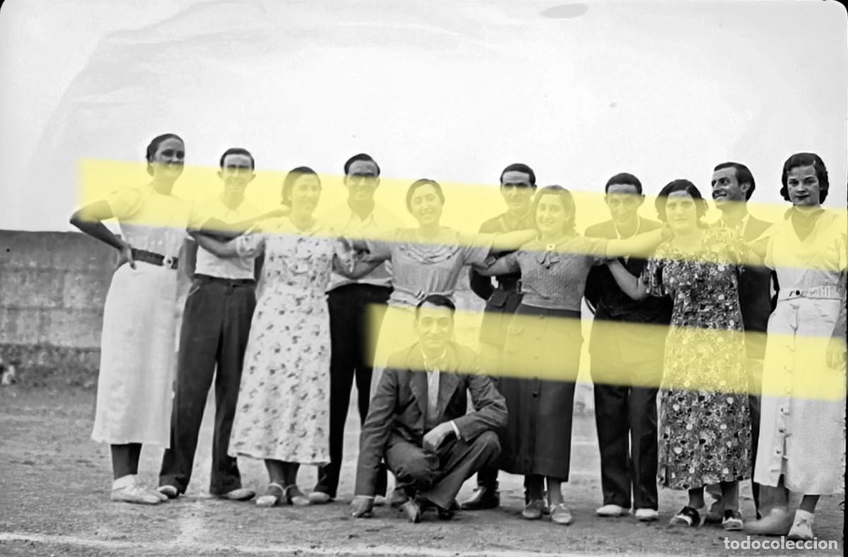 Fotograf&iacute;a antigua: Antiguo negativo de fotograf&iacute;a. Hombres y mujeres posando juntos. Pamplona y alrededores. 1935