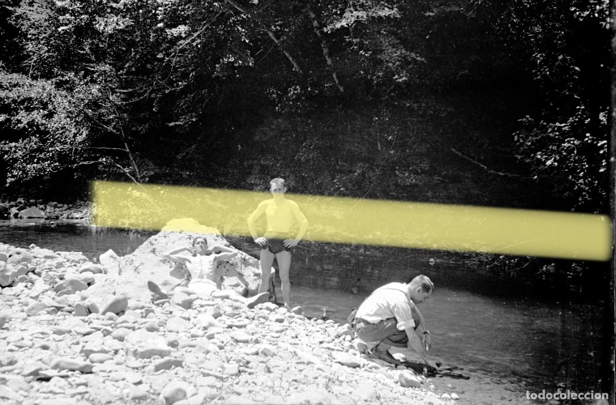 Fotograf&iacute;a antigua: Antiguo negativo de fotograf&iacute;a. Hombre ba&ntilde;&aacute;ndose junto al r&iacute;o. Pamplona y alrededores. 1935