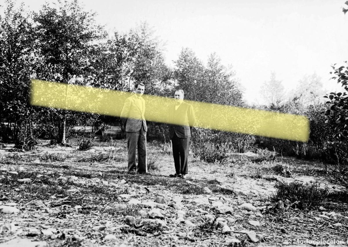 Fotograf&iacute;a antigua: Antiguo negativo de fotograf&iacute;a. Dos hombres en el campo. Pamplona y alrededores. 1935