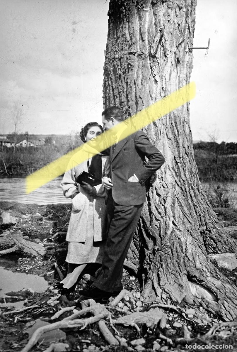 Fotograf&iacute;a antigua: Antiguo negativo de fotograf&iacute;a. Pareja junto a un gran &aacute;rbol y r&iacute;o. Pamplona y alrededores. 1935