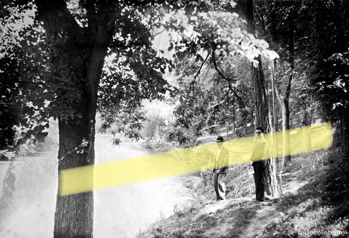 Fotograf&iacute;a antigua: Antiguo negativo de fotograf&iacute;a. Dos hombres junto al r&iacute;o. Pamplona y alrededores. 1935