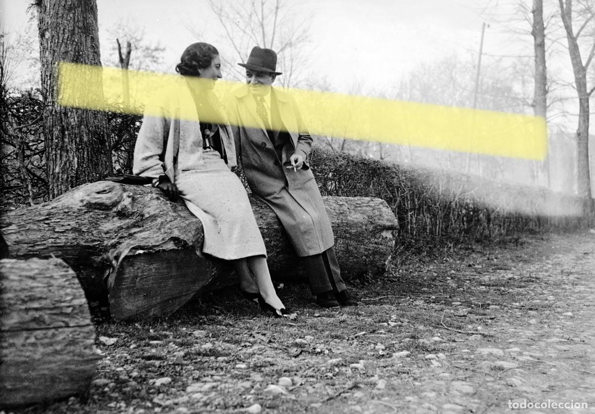 Fotograf&iacute;a antigua: Antiguo negativo de fotograf&iacute;a. Pareja conversando junto a un &aacute;rbol. Pamplona y alrededores. 1936