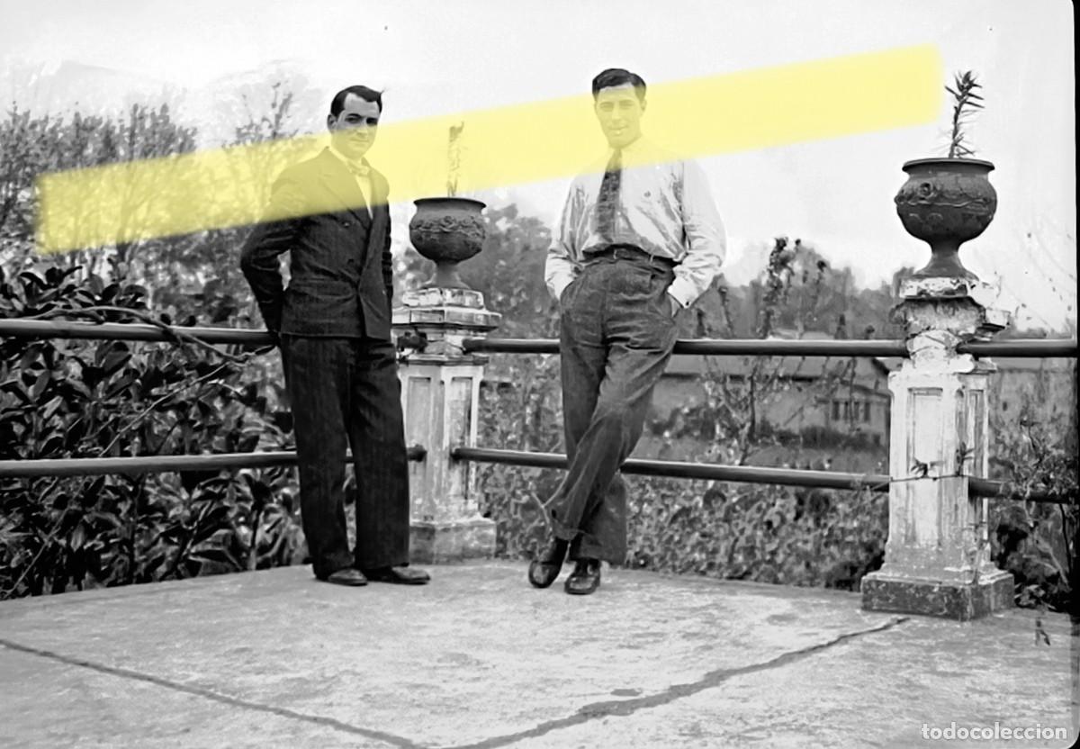 Fotograf&iacute;a antigua: Antiguo negativo de fotograf&iacute;a. Dos hombres junto a una barandilla. Pamplona y alrededores. 1935