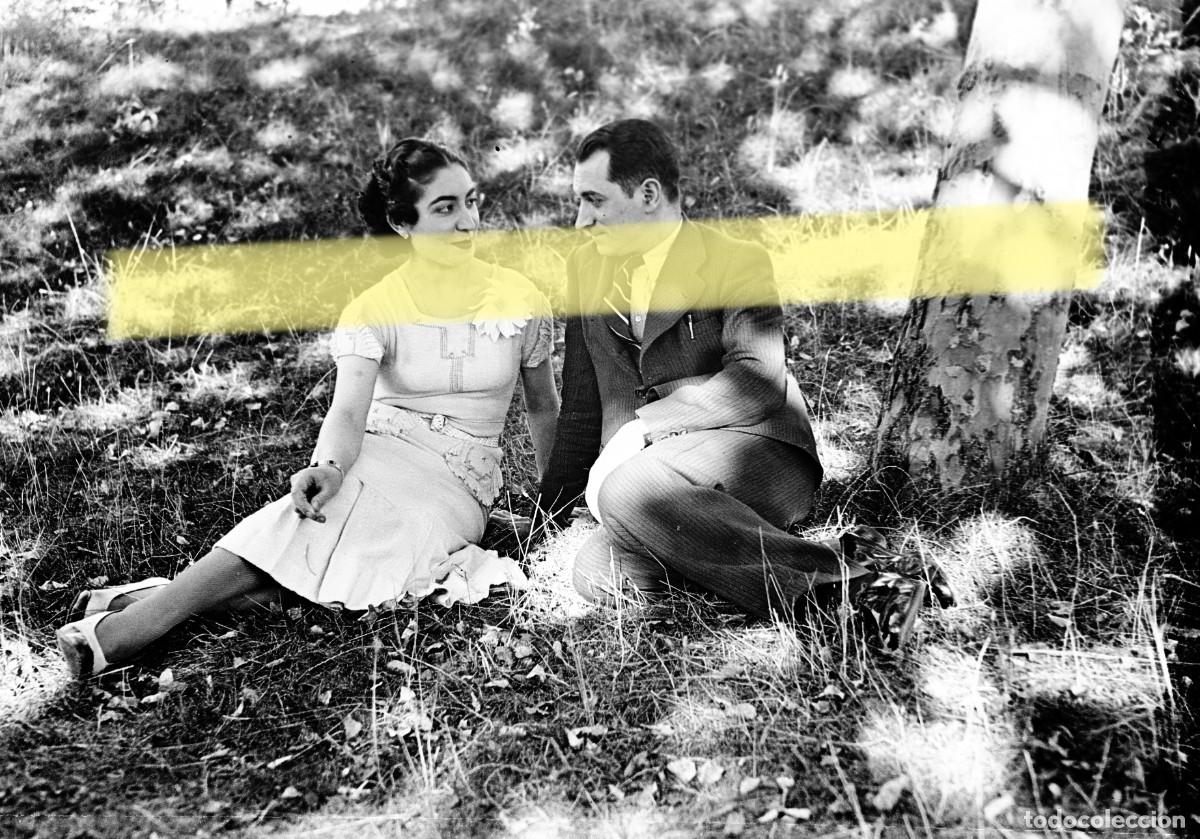 Fotograf&iacute;a antigua: Antiguo negativo de fotograf&iacute;a. Pareja sentada bajo un &aacute;rbol. Pamplona y alrededores. 1936