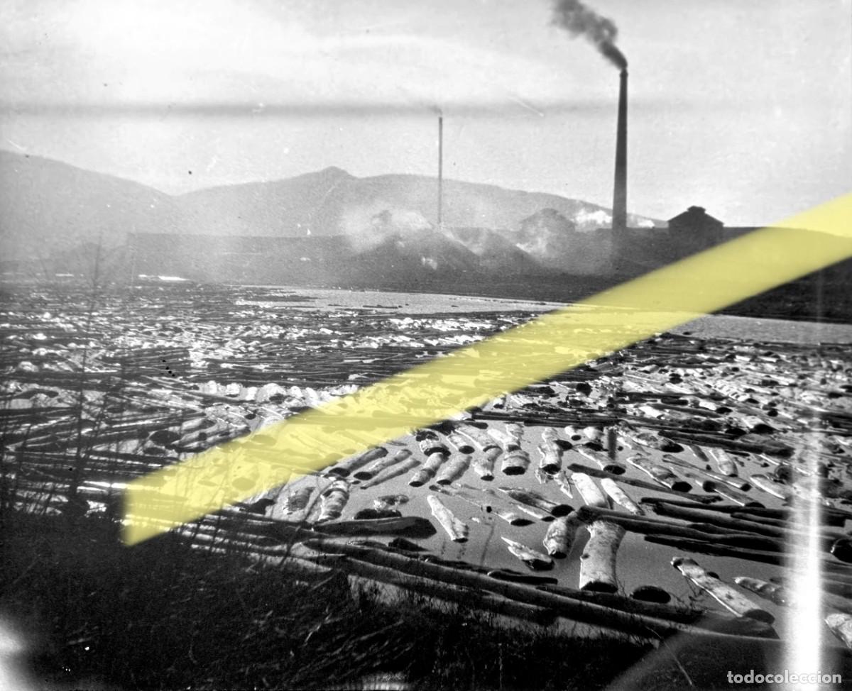 Fotograf&iacute;a antigua: Antiguo negativo de fotograf&iacute;a. Maderas flotando junto a una f&aacute;brica. Pamplona y alrededores a&ntilde;os 30