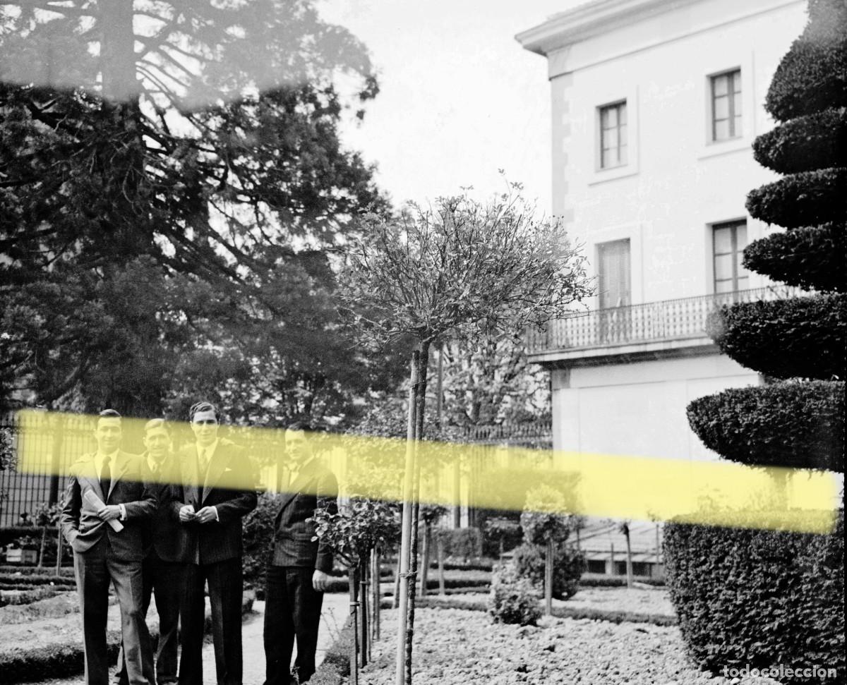 Fotograf&iacute;a antigua: Antiguo negativo de fotograf&iacute;a. Cuatro hombres en un jard&iacute;n. Pamplona y alrededores. 1935