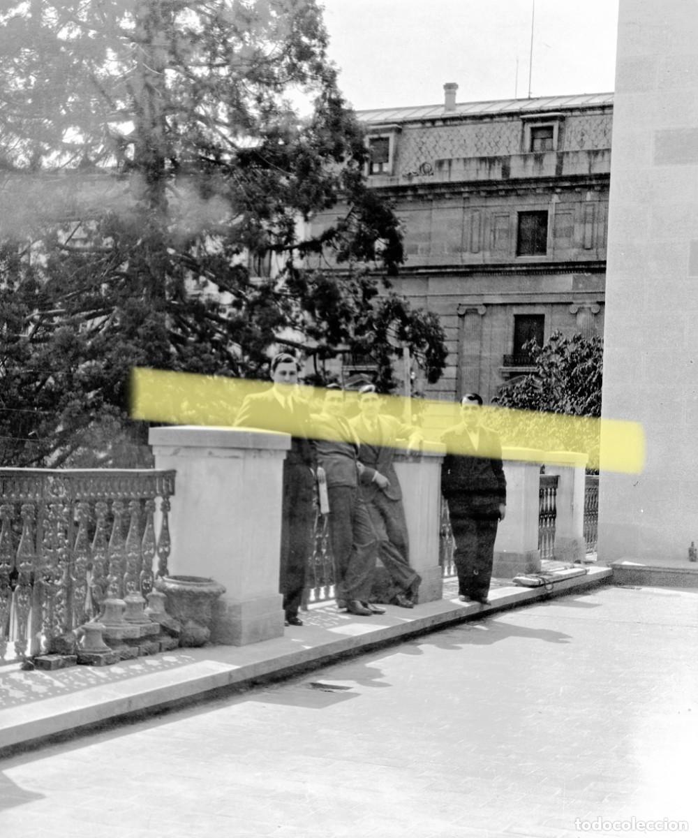 Fotograf&iacute;a antigua: Antiguo negativo de fotograf&iacute;a. Dos hombres en un jard&iacute;n. Pamplona y alrededores. 1935
